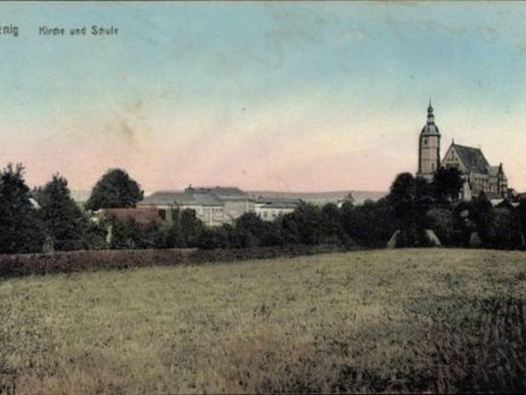 Teilansicht mit Kirche und Schule